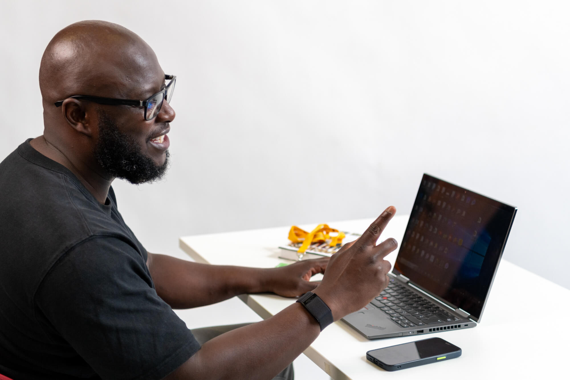 Diverse team collaboration showcasing inclusive leadership in modern workplace